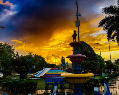 Hermoso atardecer captado en la fuente del Parque central de Nueva Guinea.