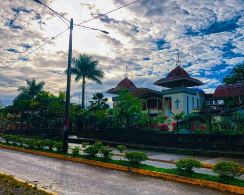 Hermoso atardecer capturado en la catedral de Nueva Guinea.