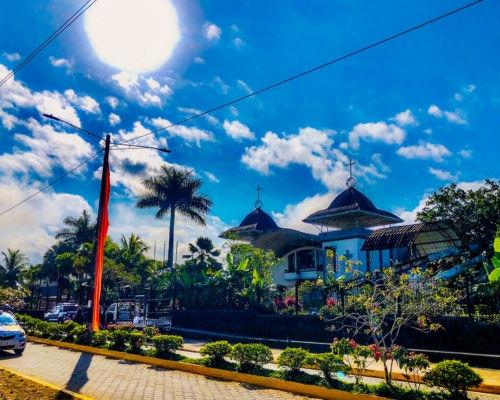 Hermoso Sol saliente capturado en la catedral de Nueva Guinea.